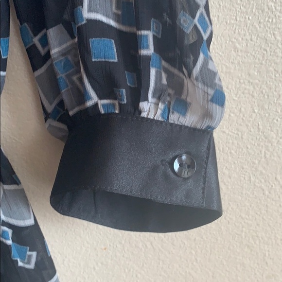 Capacity Blouse - Picture 5 of 7